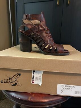 Women's shoes